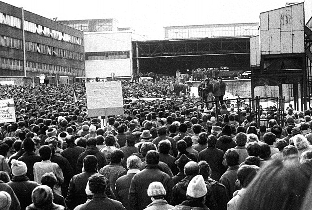 Kritizovali režim z korby slavné Tatry. Jak se Kopřivnice přidala k revoluci