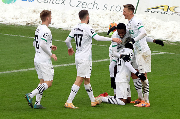 Karviná - Hradec Kr. 4:3, přestřelku zvládli lépe domácí, hattrickem se blýskl Ayaosi