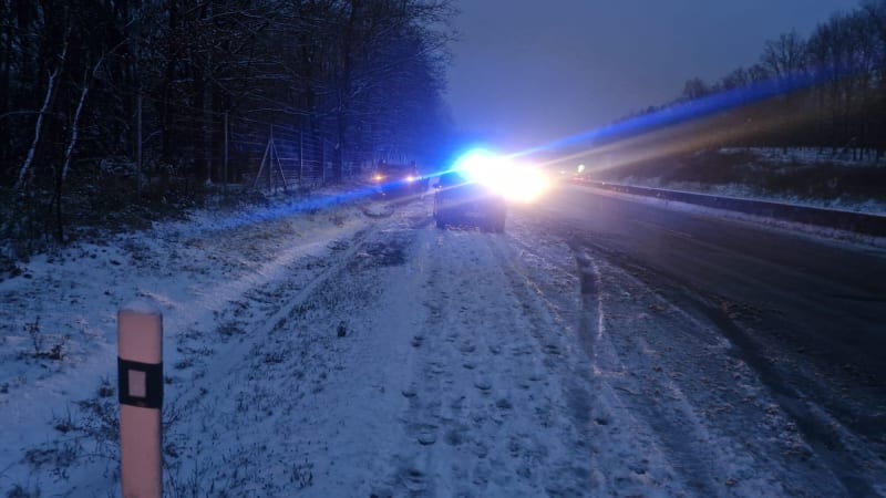 Sníh, bouračky a náledí komplikují dopravu v Česku: Nehody blokují klíčové dálnice