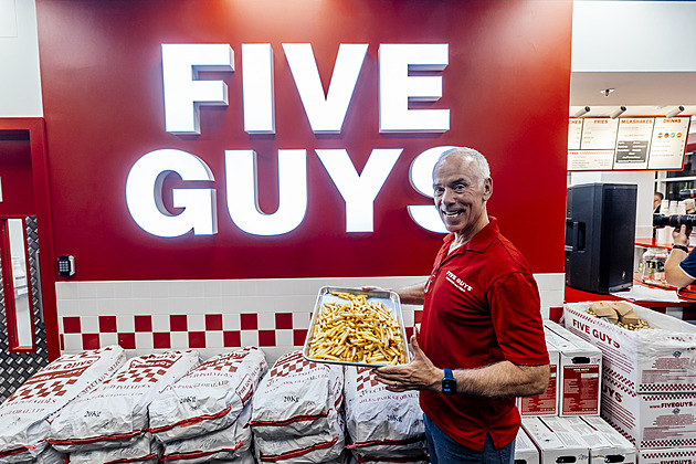 Omrkli jsme první Five Guys v Česku. Překvapí milkshakem se slaninou, ceny má vyšší