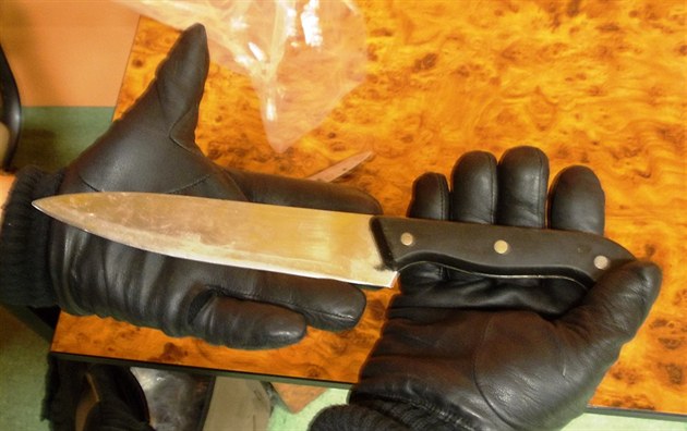 Muž poblíž základní školy kolem sebe mával noži, policie hledá svědky