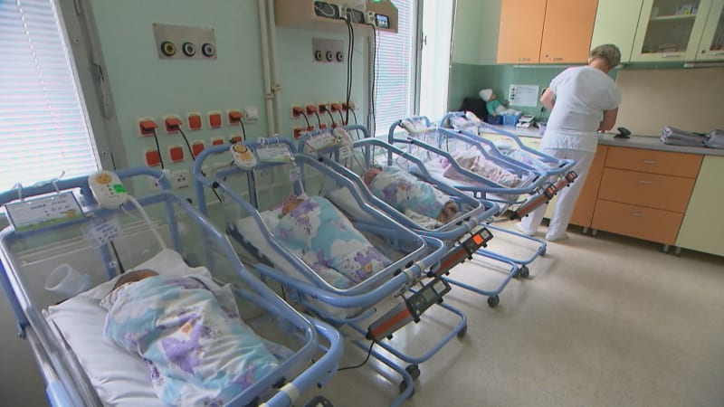 Konec zavinovaček v Havířově? Porodnice krok hájí, kritici lékařům agresivně spílají
