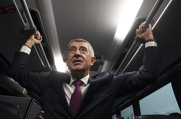 Jak se předávala moc. Stanjura nechtěl dát Schillerové kytku a další detaily