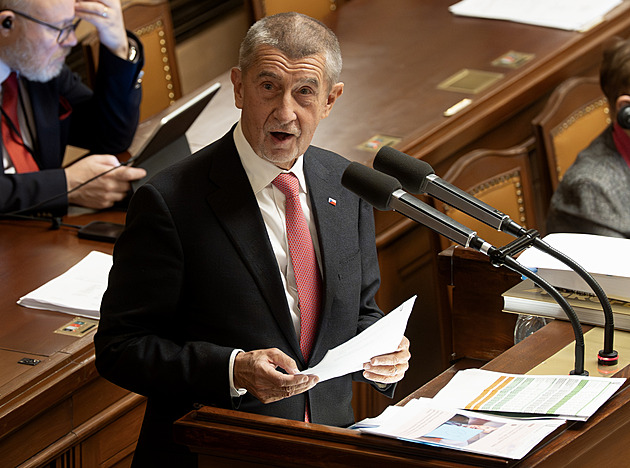 Platy politiků od ledna vzrostou. Premiér bude brát poprvé přes 300 tisíc korun