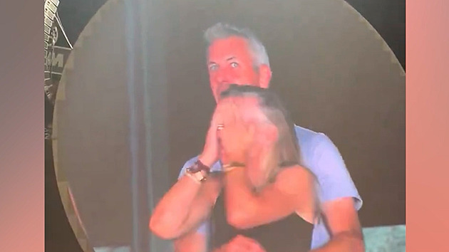 Výhrůžky nikdy nepřestaly. Žena z Kiss Cam z koncertu Coldplay poprvé promluvila