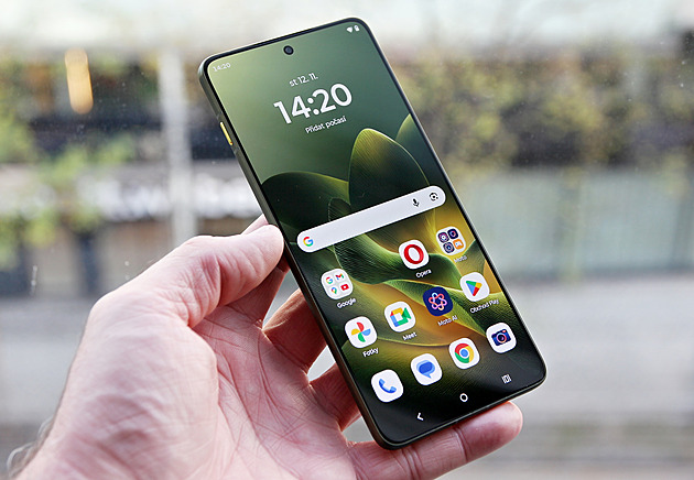 Tenoučký telefon za parádní cenu. Test Motoroly Edge 70