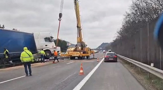 Další nehoda na D5. Havarovaný kamion zablokoval oba pruhy, omezuje i protisměr