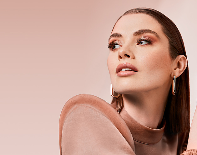 Metalické stíny, hříšné rty. Ježíškovské líčení je letos jasné