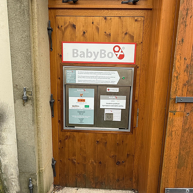 K babyboxu v Libni nedávno přidali ceduli, dnes do něj někdo odložil holčičku