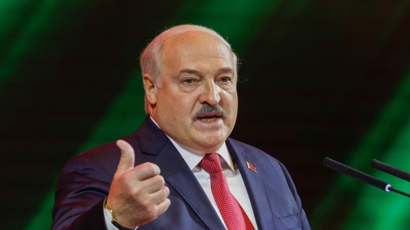 Internet se baví videem s Lukašenkem. Běloruského vládce při hokeji drsně srazil spoluhráč