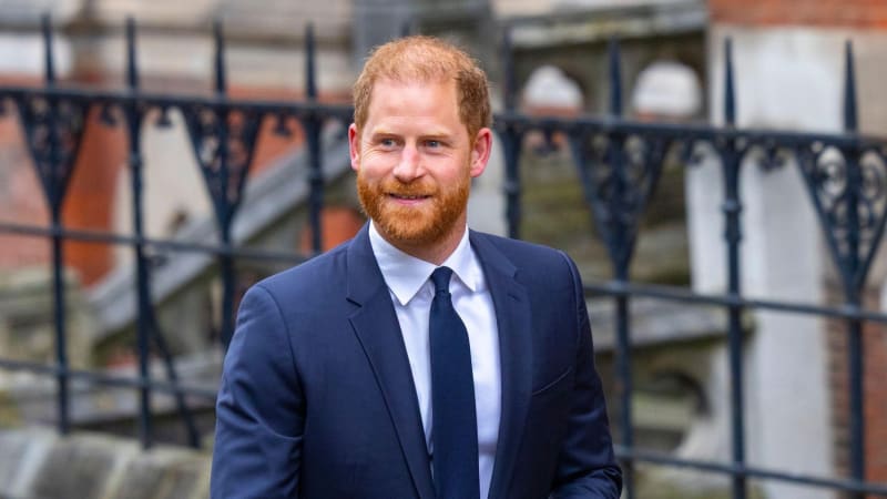 Princ Harry a spol. chtějí přes miliardu korun. Soud řeší třaskavý spor s bulvárními médii