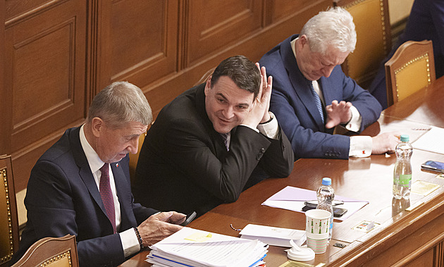 Opozice vyvolala hlasování o nedůvěře vládě. Zbytečná schůze, říká Babiš