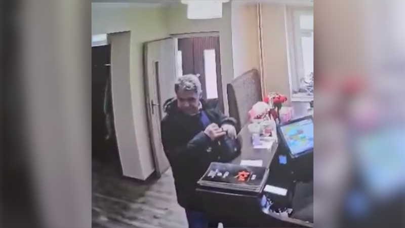 Tajemné zmizení muže a smrt po zbrklém úniku oknem. Případ si převzala pražská mordparta