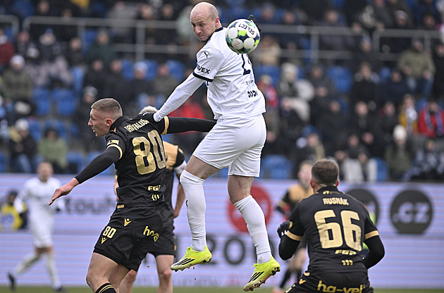 Krmenčík ví: Co řekne trenér, to je svaté. Skuhravý zase říká: Bezmezně mu věřím