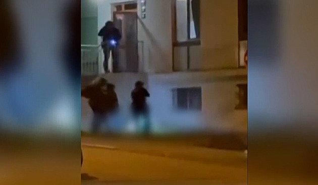Policista střelil muže padajícího z okna, stíhají ho za nepřiměřený zásah