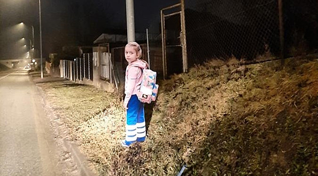 Na svahu u silnice stojí holčička, zburcoval řidič policii. Výjezd dopadl překvapivě