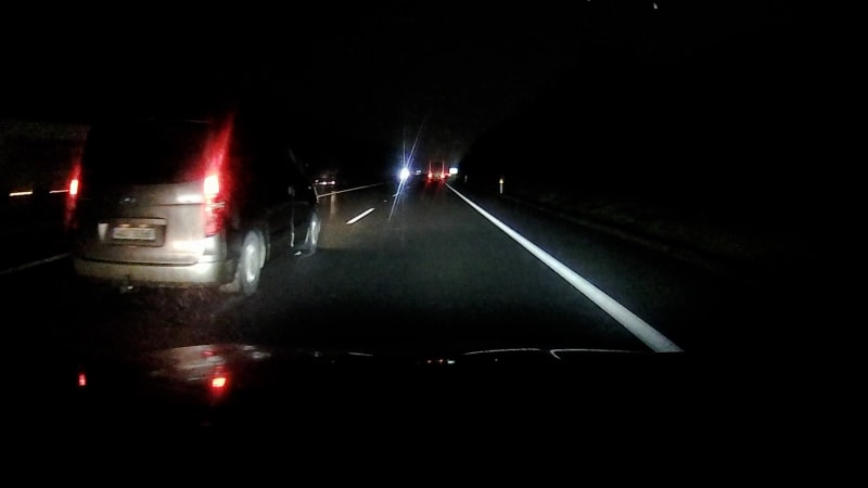 Záběry hazardéra za volantem: Ještě na mě něco házeli, nechápal přímo ohrožený řidič