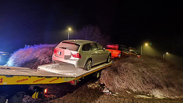 Auto s dalším vozem na přívěsu projelo kruháč rovně, zaseklo se uprostřed