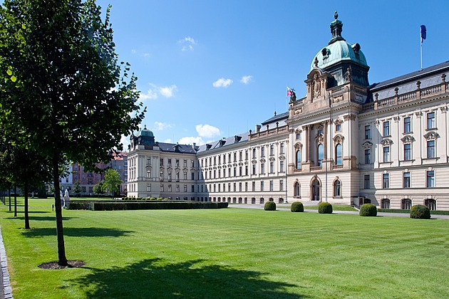 Ministerské odměny: náměstek dostal tři čtvrtě milionu, statisíce jdou i na odstupné