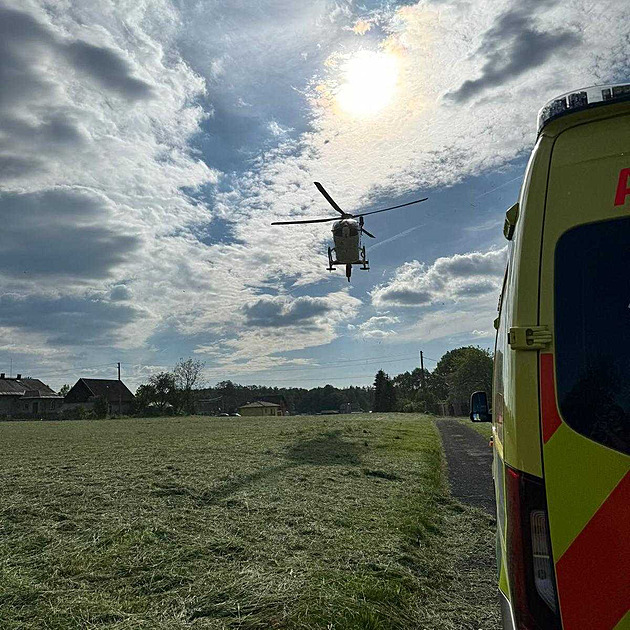 Poranění hlavy i páteře. Senioři spadli při práci na domě, jeden bojuje o život