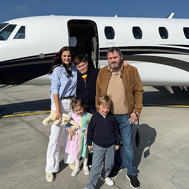 Ostrá slova, hádka v lázních. Koktová ukázala rodinný výlet soukromým letadlem