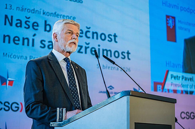 Pavel moc zasahuje do politiky, míní skoro polovina Čechů. Přesto jeho podpora roste