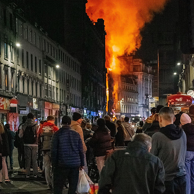 Budovu u hlavního nádraží ve skotském Glasgow poničil požár, částečně se zřítila