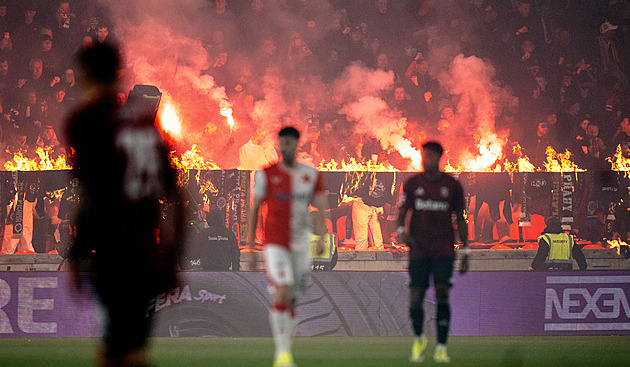 Potyčka při derby. Kuchtu nakopl domácí fyzioterapeut, Sparta zveřejnila video