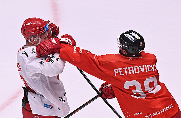 ONLINE: Předkolo pokračuje, Třinec srovnal s Olomoucí. V akci už jsou také Vary i Brno