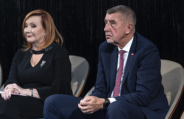 Poslanci schvalují rozpočet. Před Sněmovnou protestovali zástupci kultury