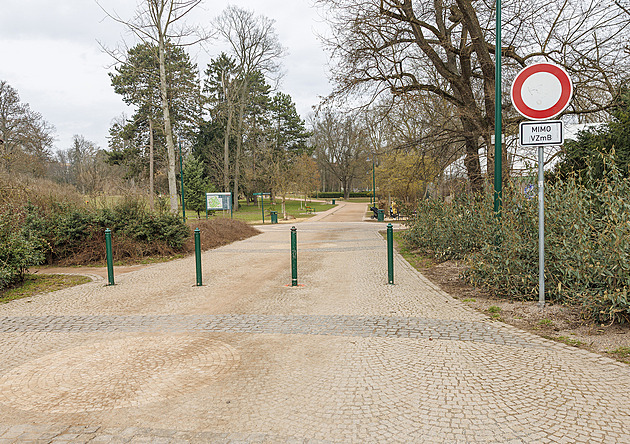 Přes park autem. Do Lužánek se dál jezdí navzdory zákazu, zátaras nemá zámek