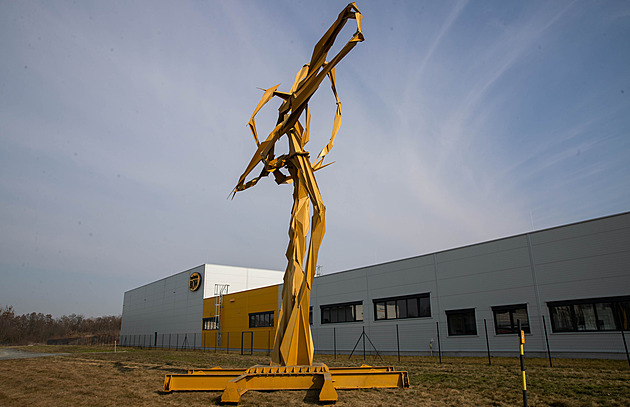 Do Olomouce se vrátila obří socha Stvůra, její autor teď finišuje další dílo