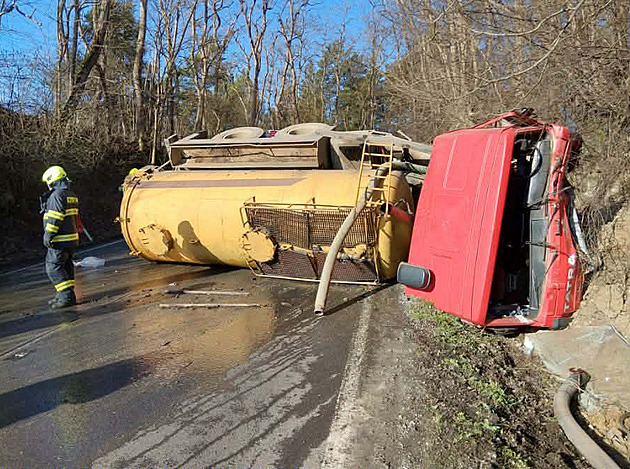 Cisterna s kaly narazila do skály a převrátila se, silnice na Kutnohorsku je zavřená