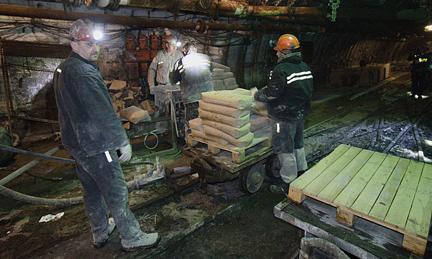 Ruch v posledním dole na Karvinsku. Staví tam speciální hráze, pak šachtu zasypou