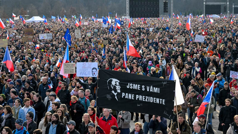 Je nás tu až 250 tisíc, prohlásil na Letné Minář. Akci doprovázeli „narušitelé“