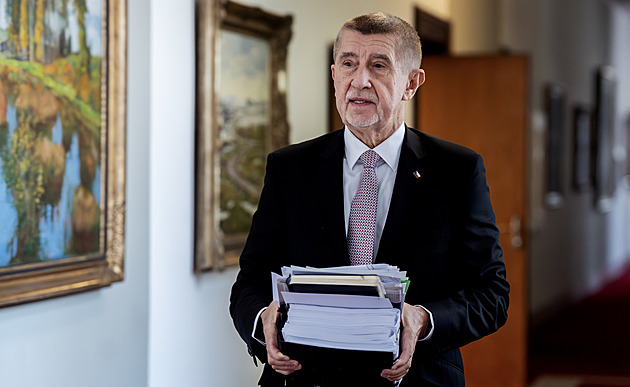 Mají na to právo, řekl Babiš k plné Letné. Poplatky pro ČT skončí v roce 2027