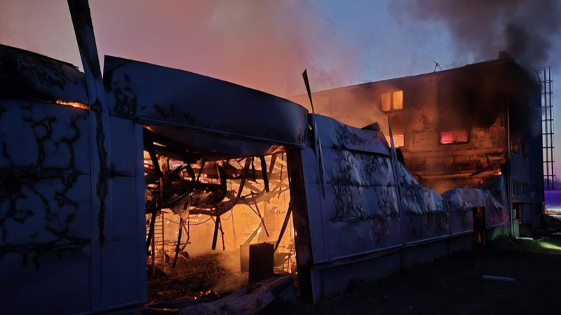 Žhářský útok v Pardubicích: Jeden z podezřelých hlásal propalestinská hesla cestou k soudu