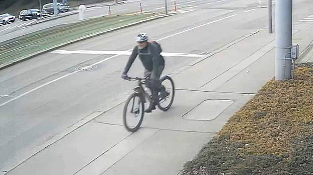 Cyklista zaútočil na seniora kvůli rýpnutí, napadeného museli urgentně operovat