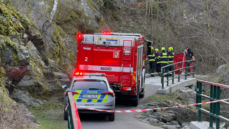 V Divoké Šárce našli pod skálou tělo ženy. Na místo míří vyšetřovatelé a koroner