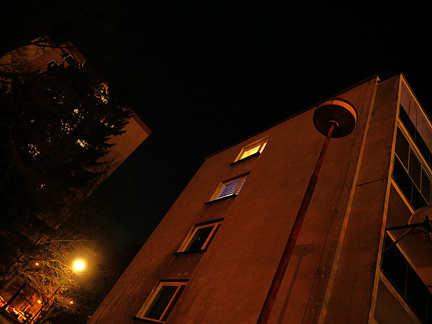 Lampy v ulicích zhasínají kvůli vlhku. Město chystá výměny za desítky milionů