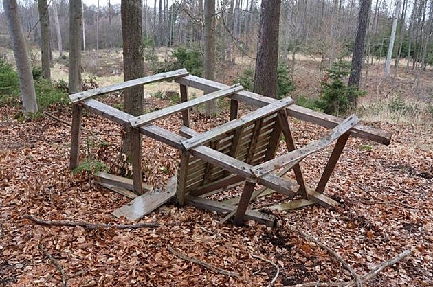 Někdo strhl devět posedů, některé i přejel. Nechápeme, diví se činu myslivci