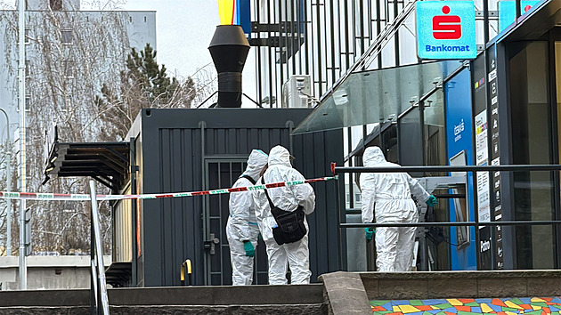 Loupež jako z filmu. U pražského obchodního centra někdo odpálil dva bankomaty