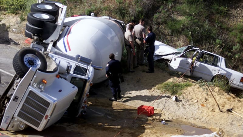 Záběry hrozivé nehody: Míchačka betonu v plné rychlosti vylétla z dálničního mostu v Thajsku