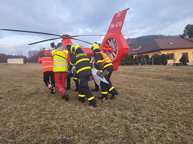 Muže srazilo v Rýmařově auto, pro těžce zraněného letěl vrtulník
