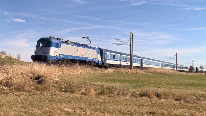 Nález mrtvého těla u železničního koridoru: Provoz na trati mezi Brnem a Břeclaví stál