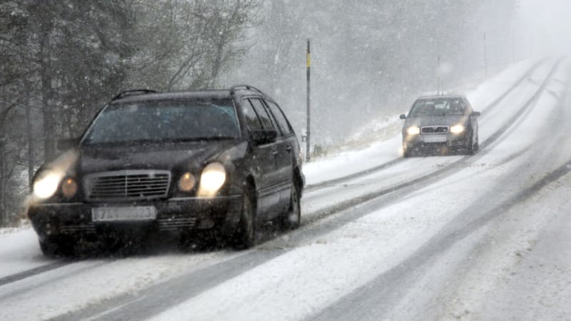 Sníh komplikuje dopravu: Na Karlovarsku a Plzeňsku bouralo několik aut. Teploty klesly k nule