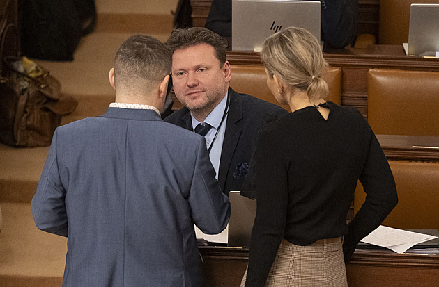 Sněmovna opět řeší zákon o regulaci cen paliv, Vondráček se smál Jakobovi