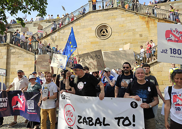 Koalice projedná návrh na zrušení poplatků ČT, čeká se další protest před vládou