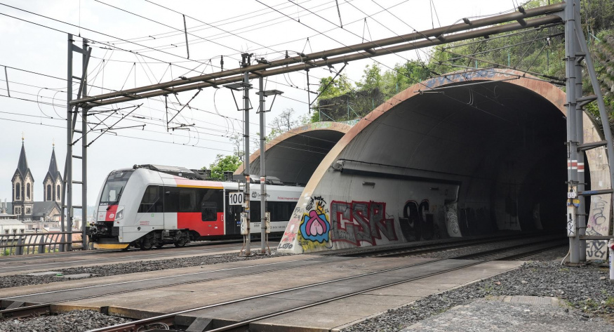 Konec utrpení ve vlaku: operátoři a SŽ pokryli 5G signálem první železniční tunely