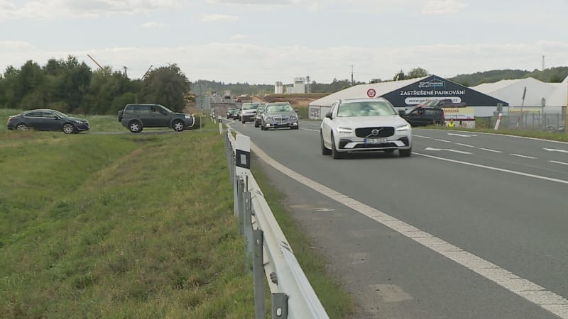 Nebezpečná křižovatka u Prahy děsí řidiče. Není v ose, jezdí se tam navíc příliš rychle